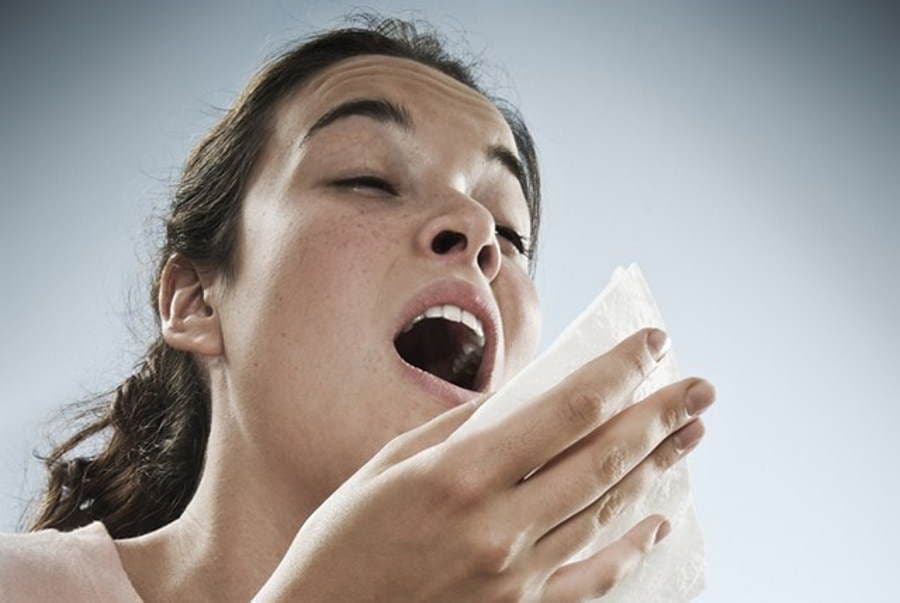 La razón de porque empeoran los estornudos por la mañana se debe a la reacción inmediata durante el día y a la reacción tardía por la noche.